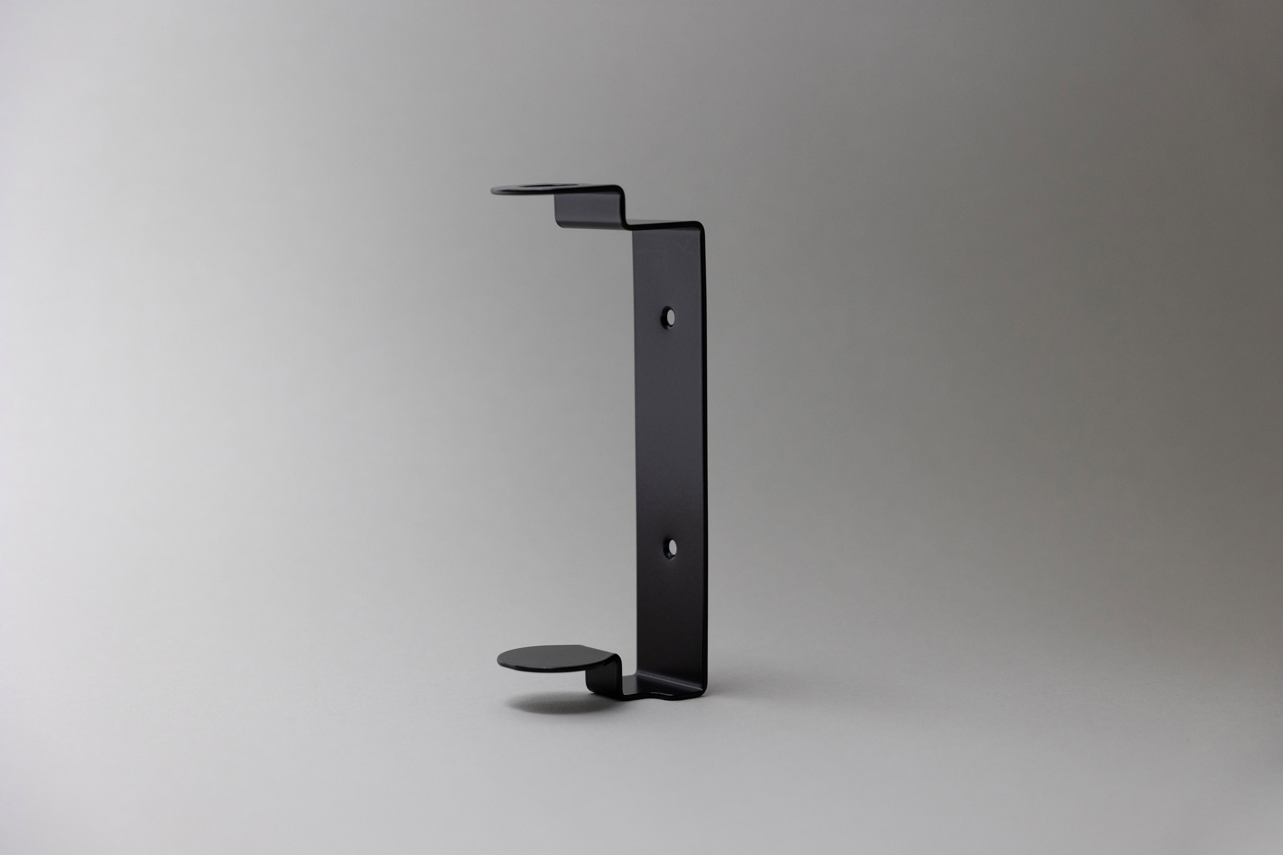 A single black metal holder for bathroom essentials with 475ml for better home organisation and an aesthetic hotel-like interior